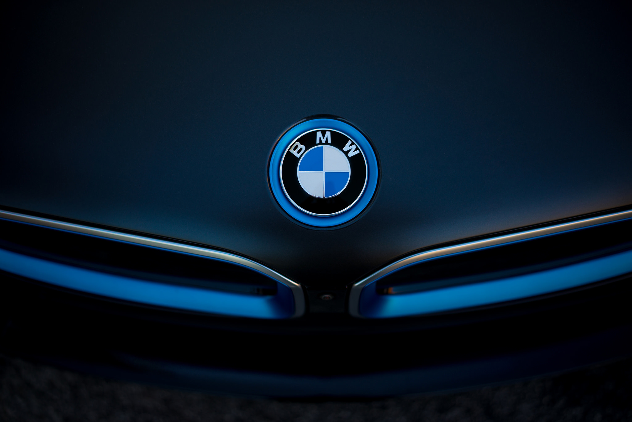 Значок на рабочий стол телефона. BMW i8 logo. BMW i8 знак. BMW logo 4k. BMW логотип на телефон.